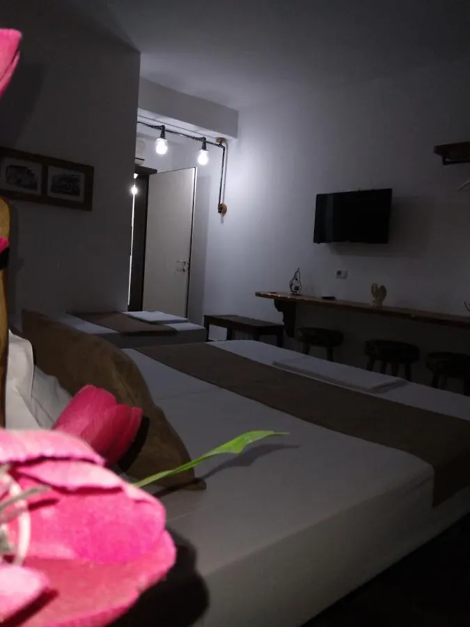 Hotel Omer Berat 0*,  Albania